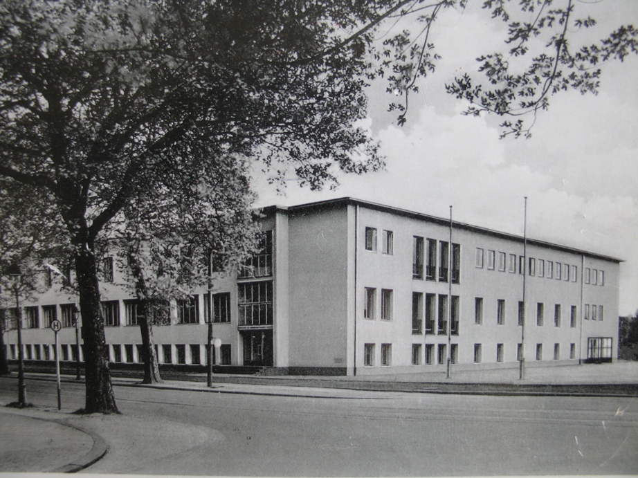 Straßenansicht der MLUA 1952, noch ohne Hecken