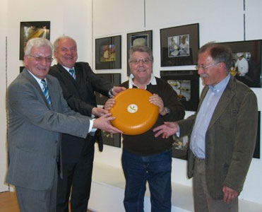 Bei der Eröffnungs-Zeremonie: Eventmanager Helmut Klammer, Direktor Volker Krisp, Fotograf Werner Meyer, Dr. Carl-Ludwig Riedel