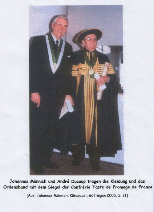Johannes Mnnich und André Ducoup tragen die Kleidung und das Ordensband mit dem Siegel der Conférie Tast de Fromage de France